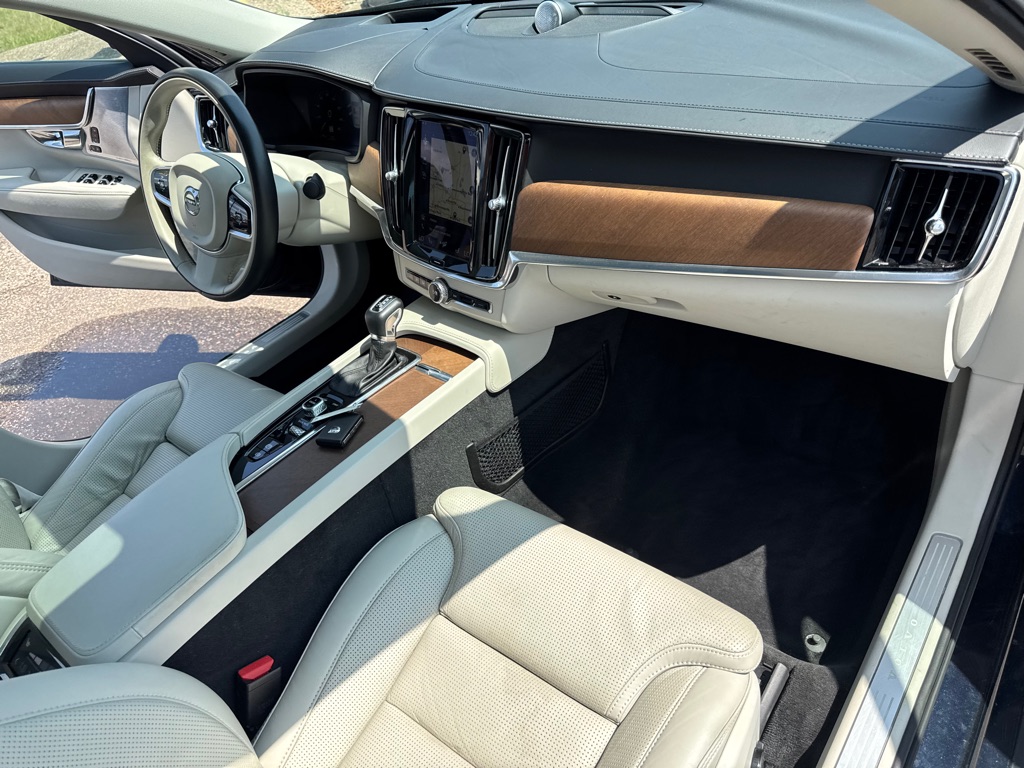 Photo 28 of this VOLVO S90
