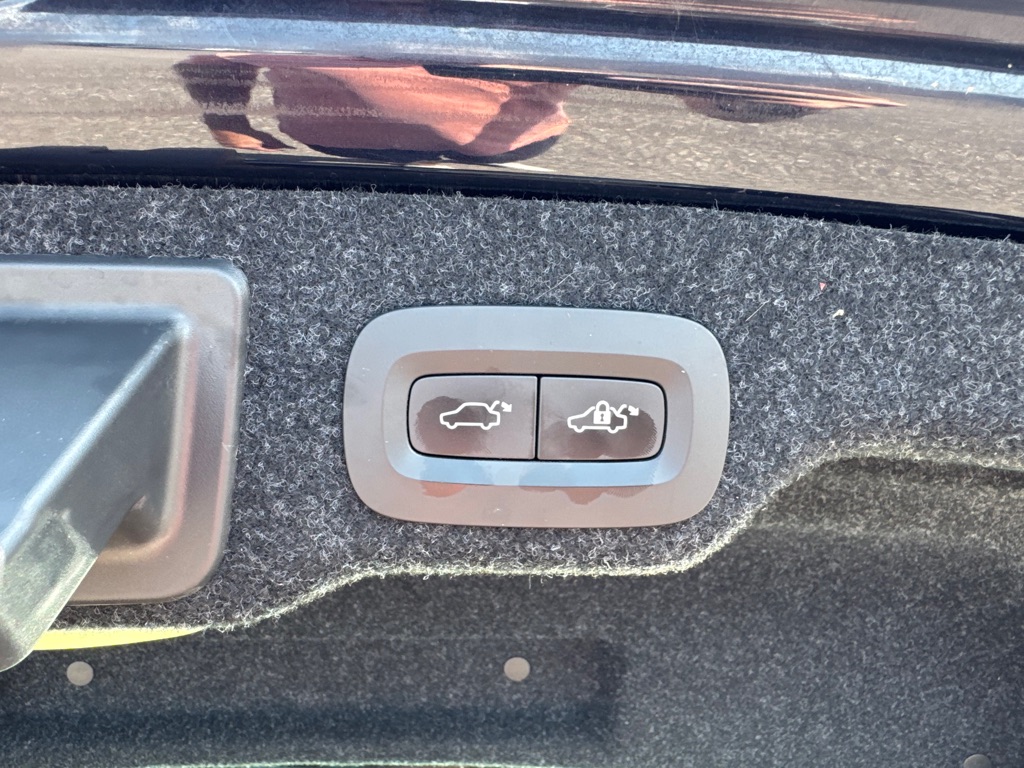 Photo 22 of this VOLVO S90