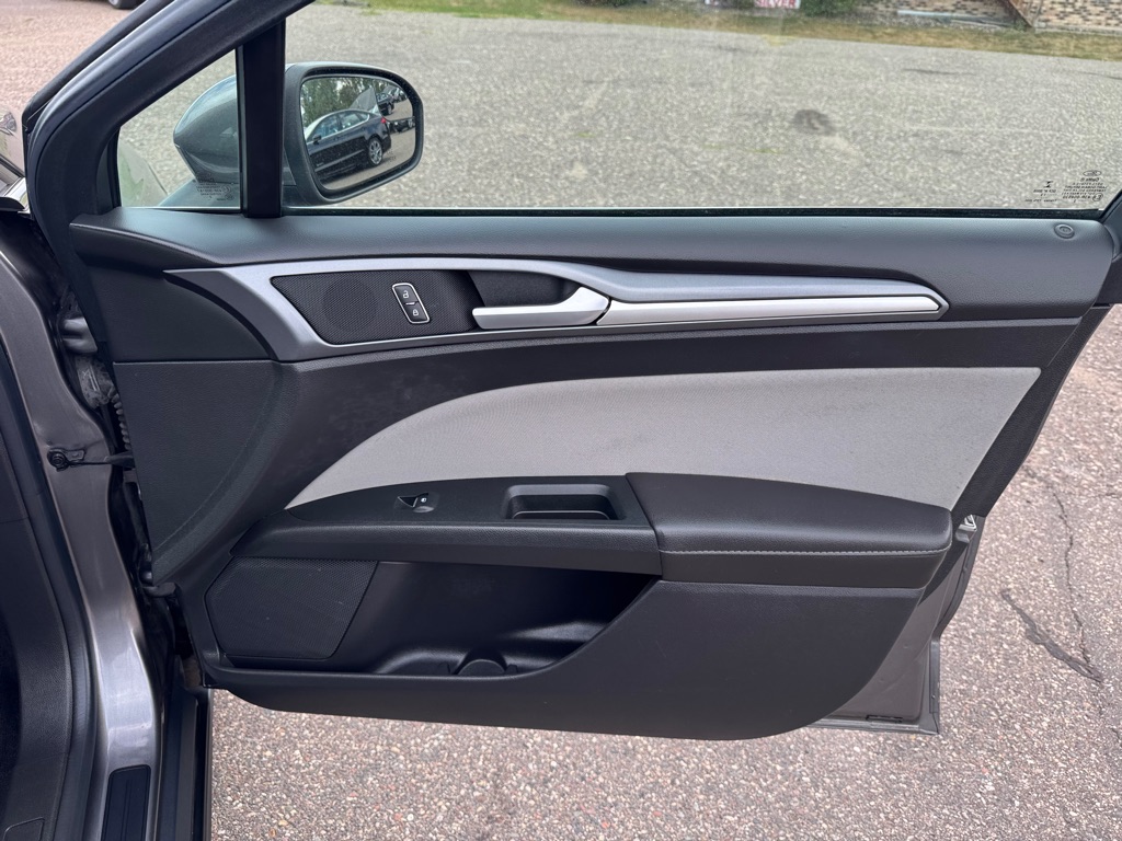Photo 27 of this FORD FUSION