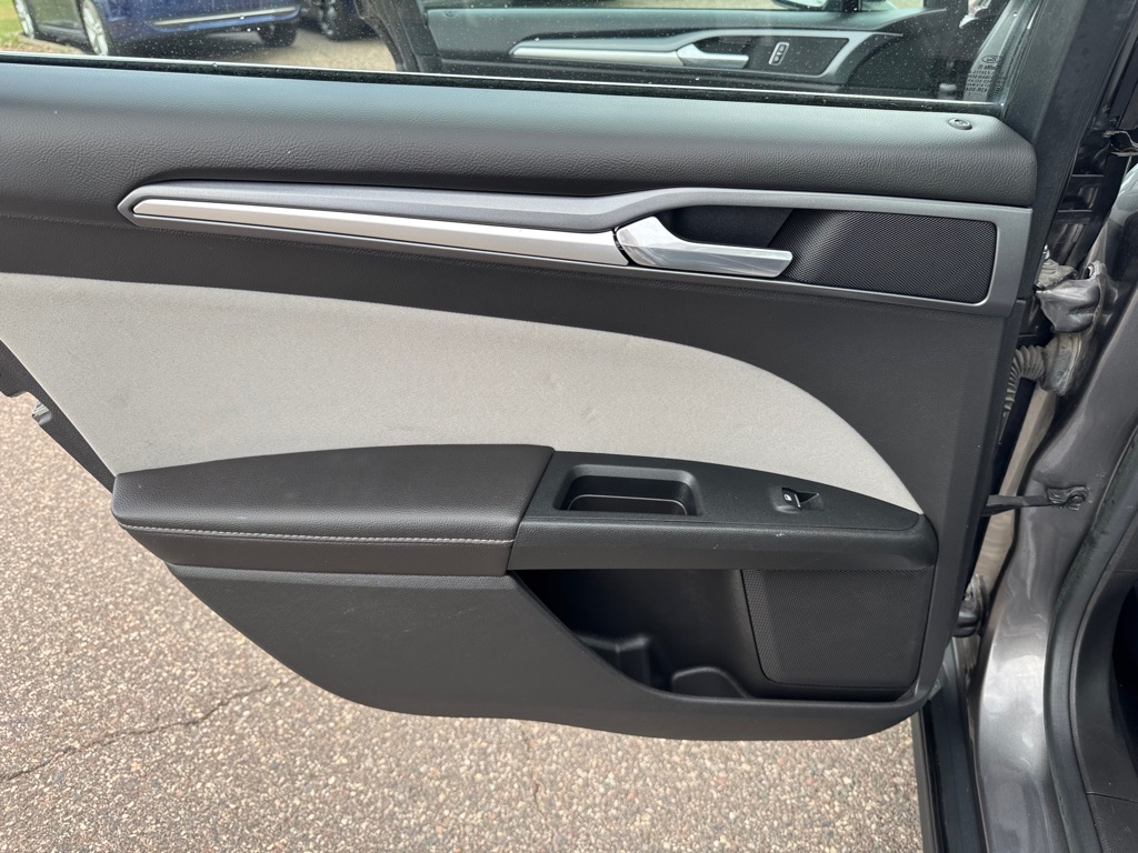 Photo 19 of this FORD FUSION