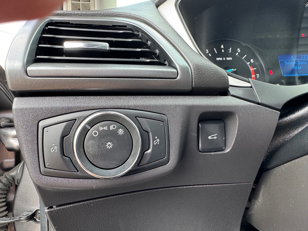 Photo 34 of this FORD FUSION