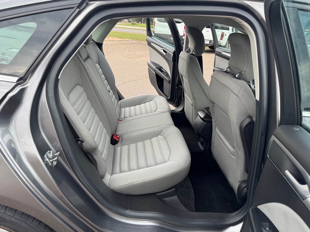Photo 21 of this FORD FUSION