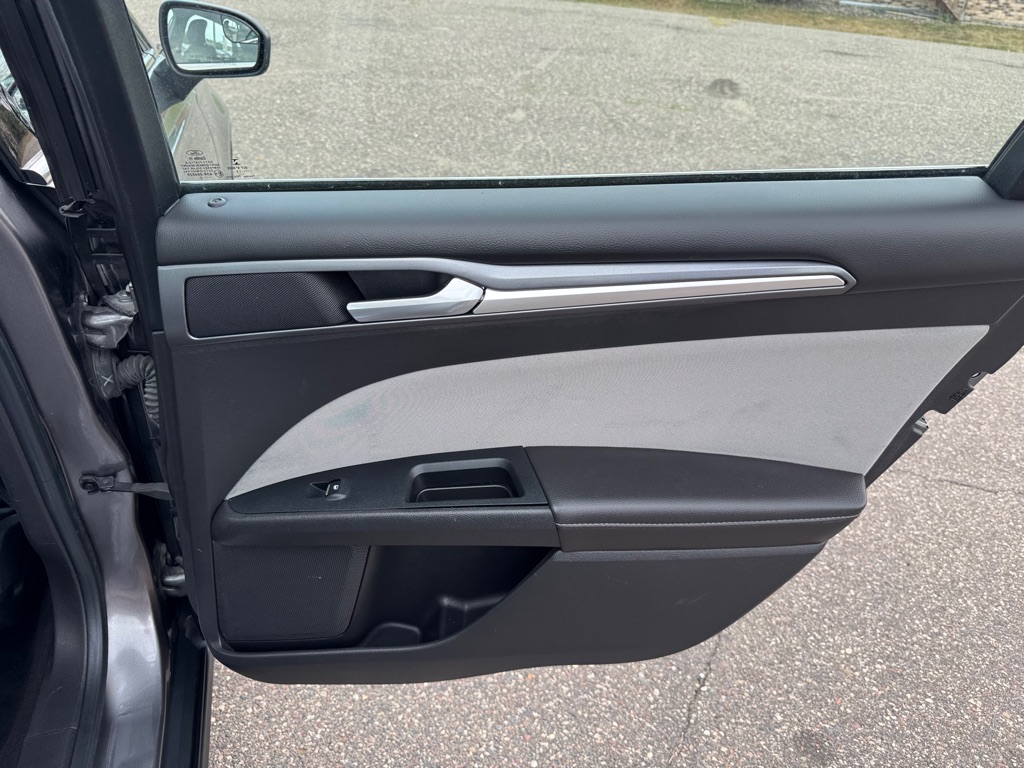 Photo 23 of this FORD FUSION