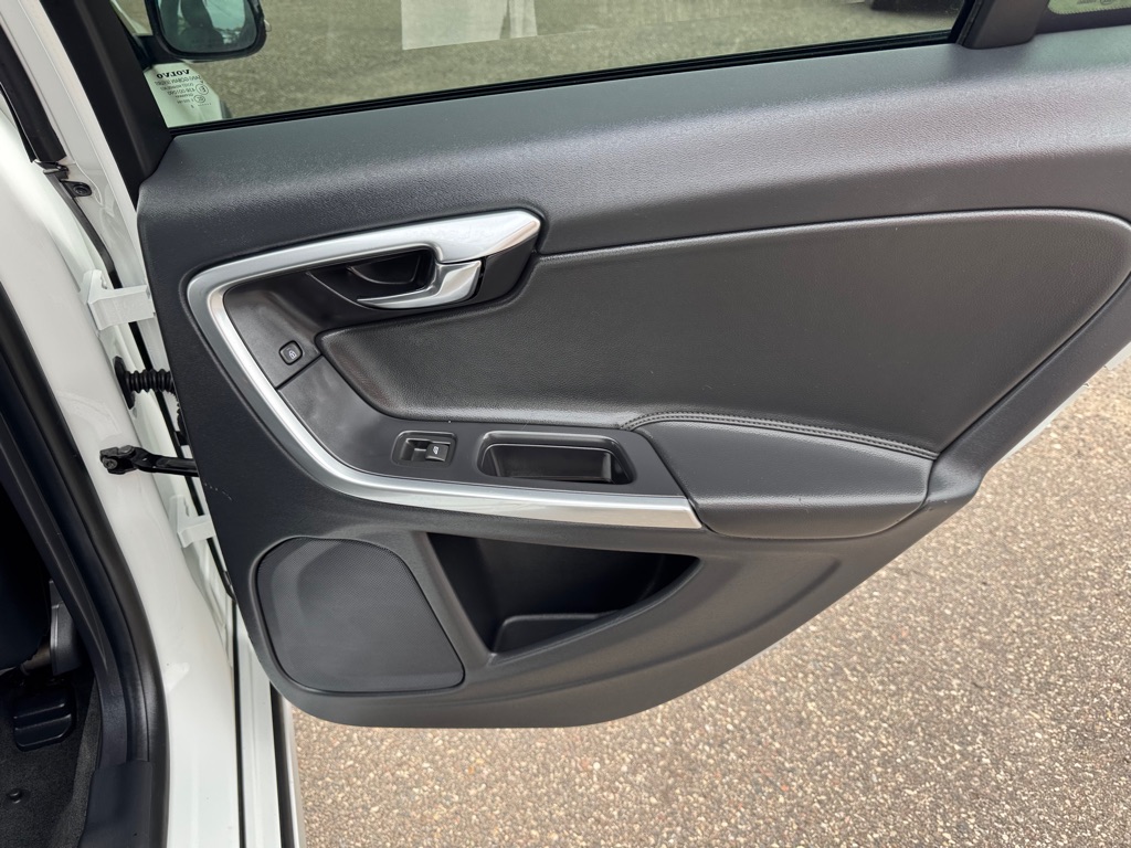 Photo 24 of this VOLVO V60 CROSS COUNT