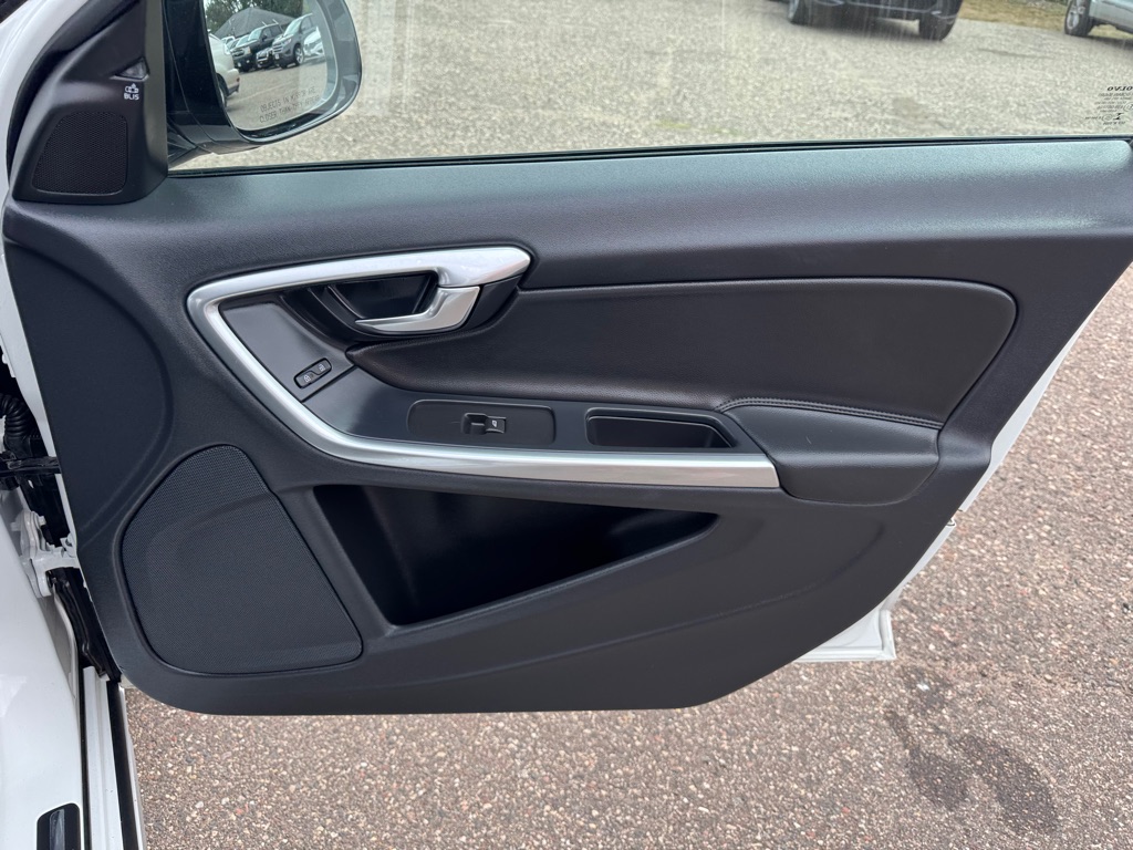 Photo 28 of this VOLVO V60 CROSS COUNT
