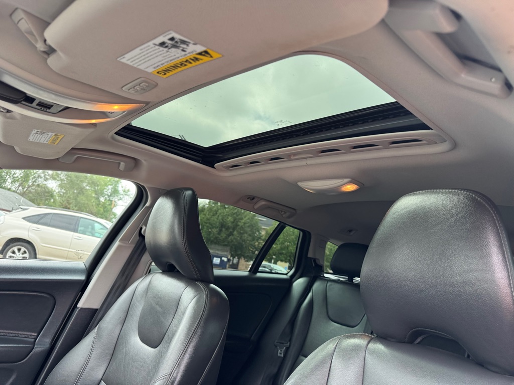 Photo 31 of this VOLVO V60 CROSS COUNT