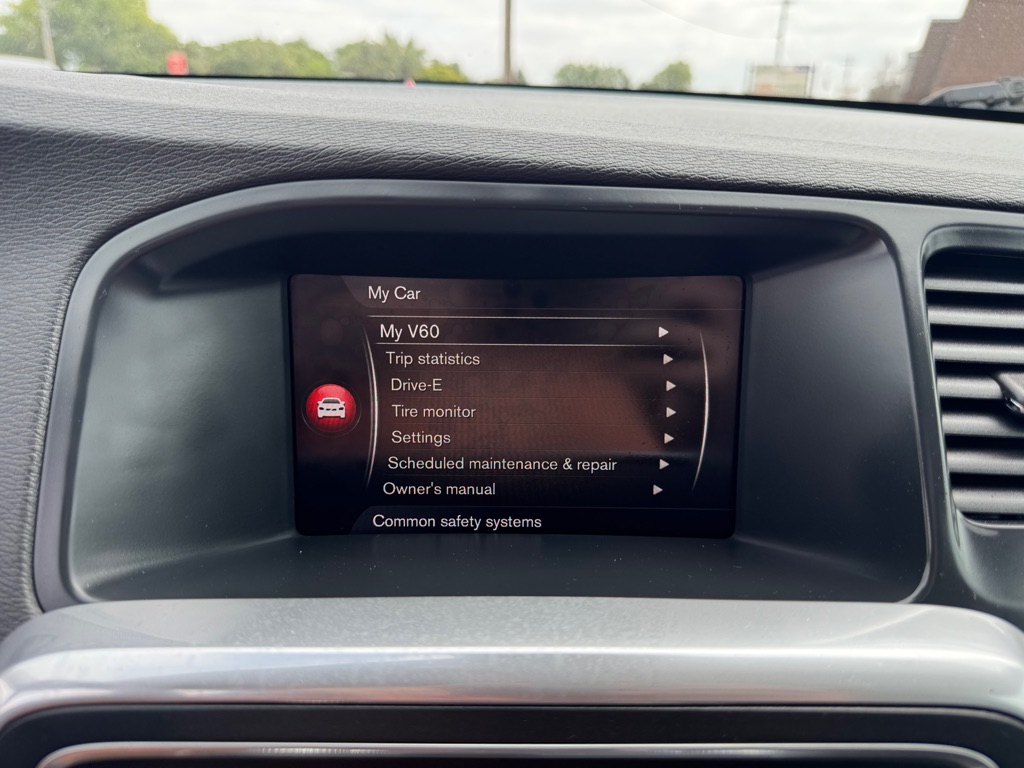 Photo 38 of this VOLVO V60 CROSS COUNT