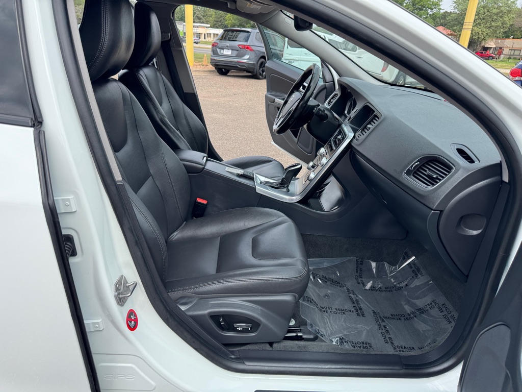 Photo 25 of this VOLVO V60 CROSS COUNT
