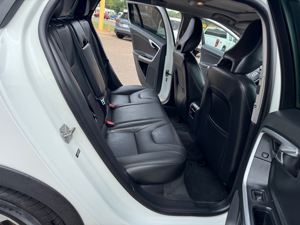 Photo 22 of this VOLVO V60 CROSS COUNT