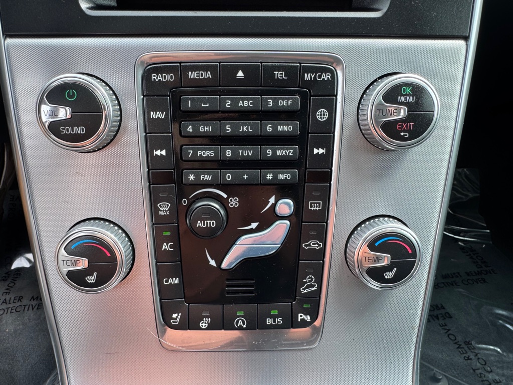 Photo 33 of this VOLVO V60 CROSS COUNT