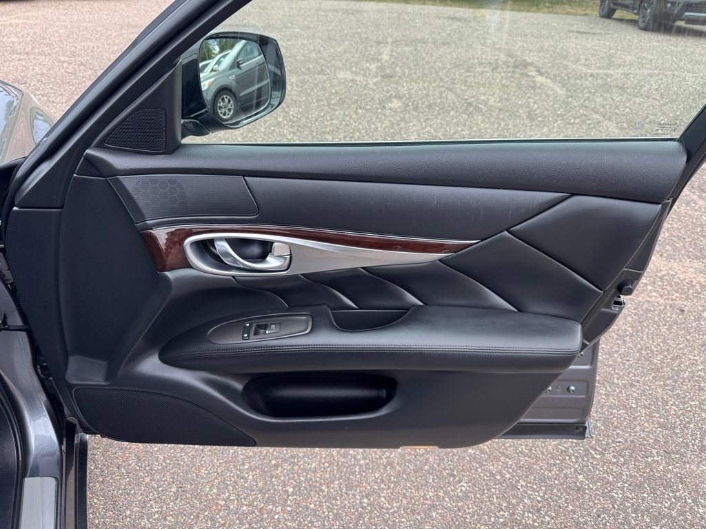 Photo 27 of this INFINITI Q70L