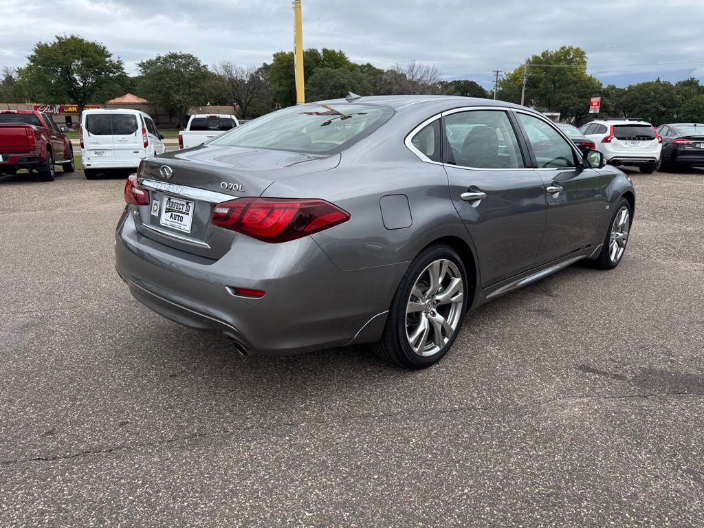 Photo 4 of this INFINITI Q70L