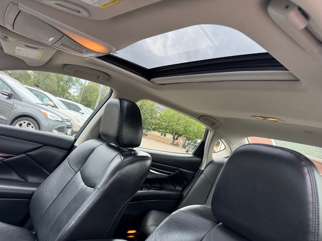 Photo 30 of this INFINITI Q70L