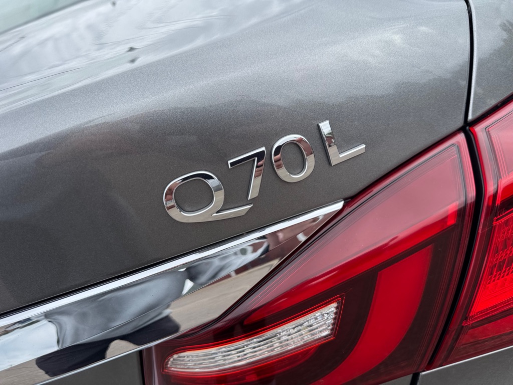 Photo 46 of this INFINITI Q70L