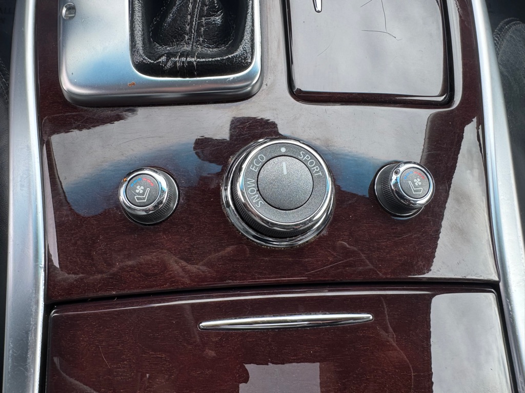 Photo 33 of this INFINITI Q70L