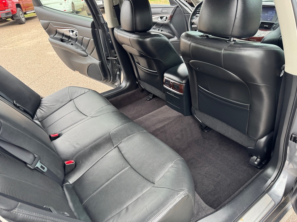 Photo 22 of this INFINITI Q70L