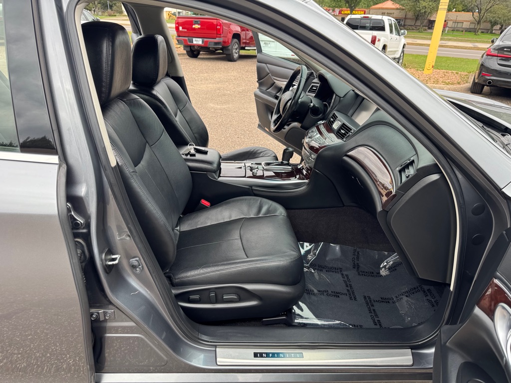 Photo 24 of this INFINITI Q70L