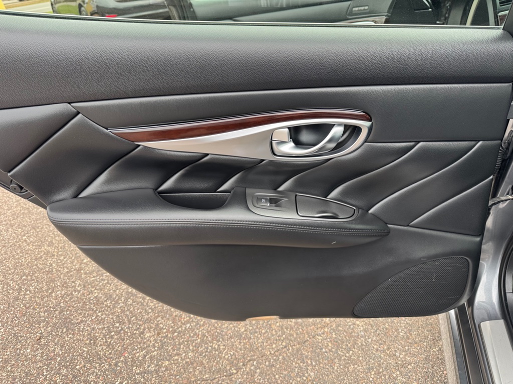 Photo 19 of this INFINITI Q70L