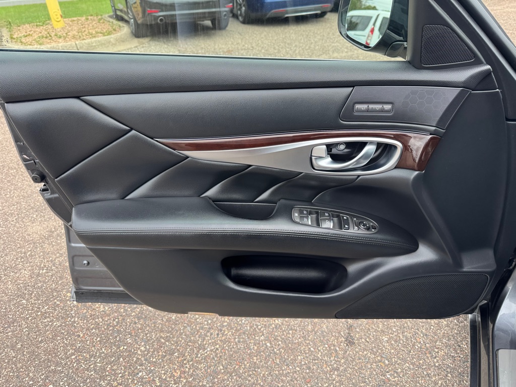Photo 16 of this INFINITI Q70L