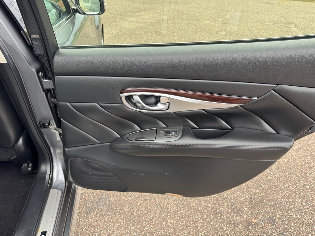 Photo 23 of this INFINITI Q70L