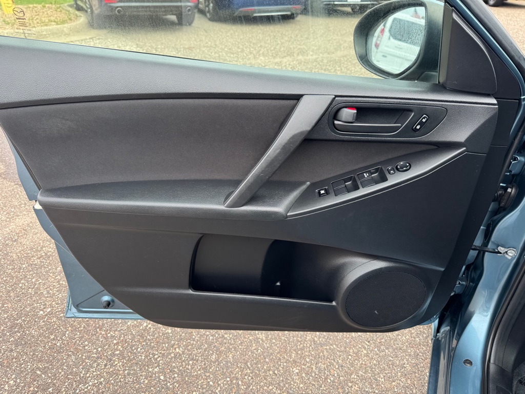 Photo 16 of this MAZDA MAZDA3