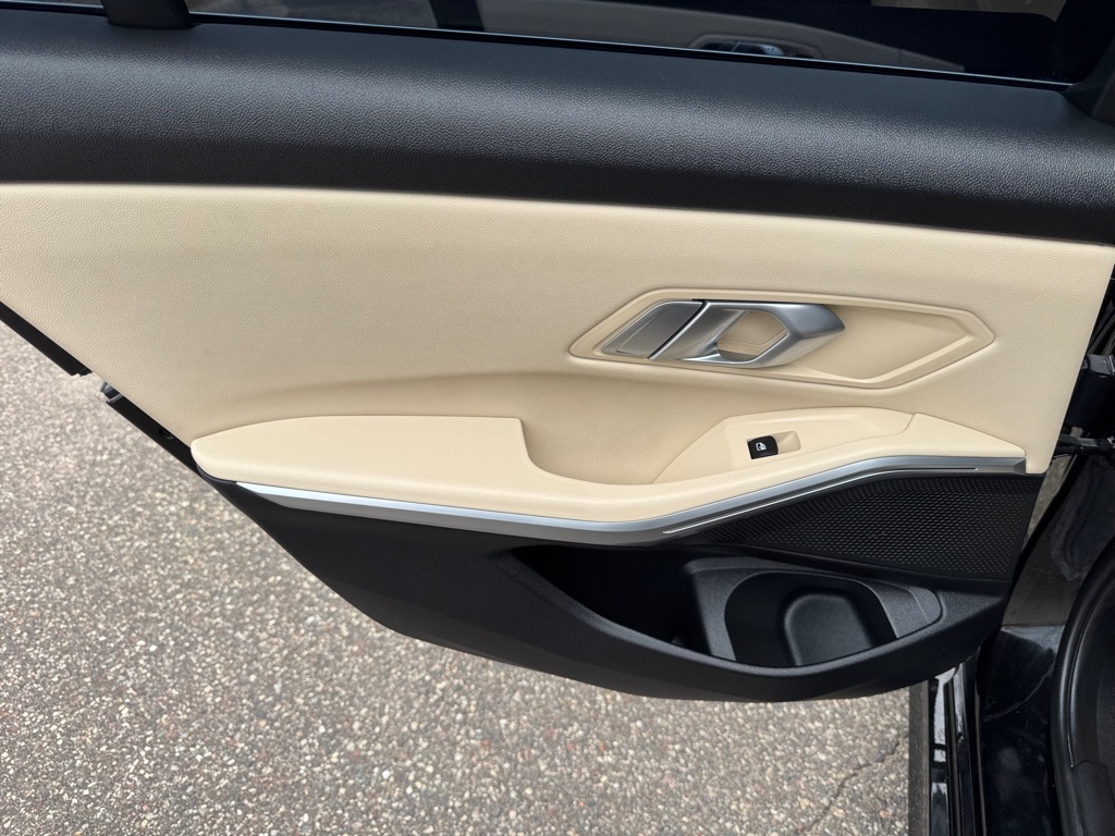Photo 19 of this BMW 3 SERIES
