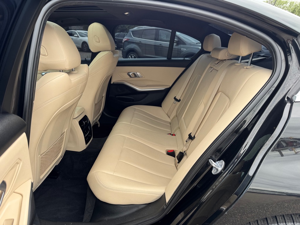 Photo 17 of this BMW 3 SERIES