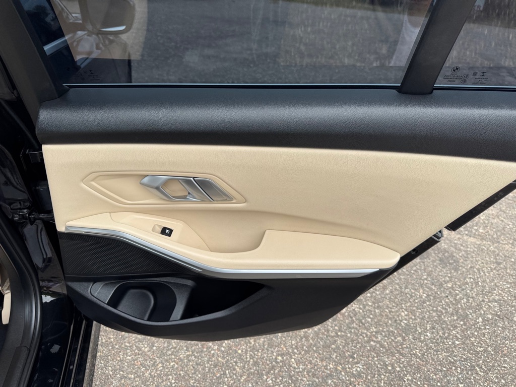 Photo 23 of this BMW 3 SERIES