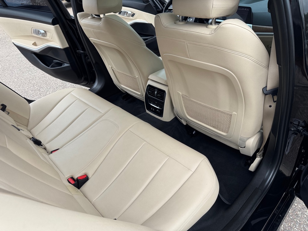 Photo 22 of this BMW 3 SERIES