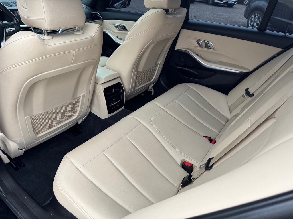 Photo 18 of this BMW 3 SERIES