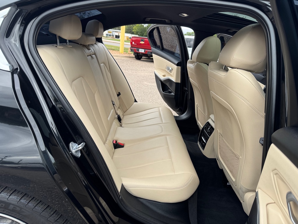 Photo 21 of this BMW 3 SERIES