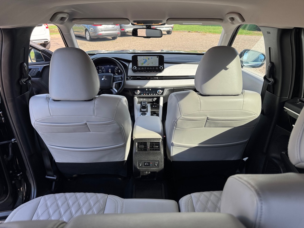 Photo 24 of this MITSUBISHI OUTLANDER PHEV