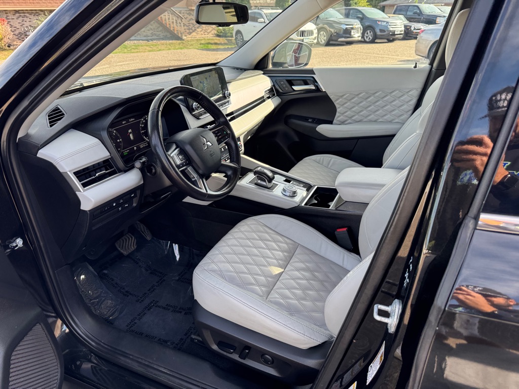 Photo 14 of this MITSUBISHI OUTLANDER PHEV
