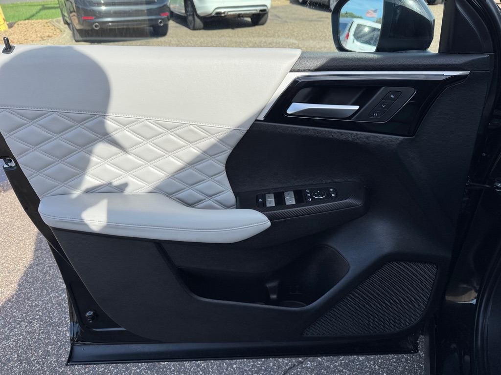 Photo 16 of this MITSUBISHI OUTLANDER PHEV