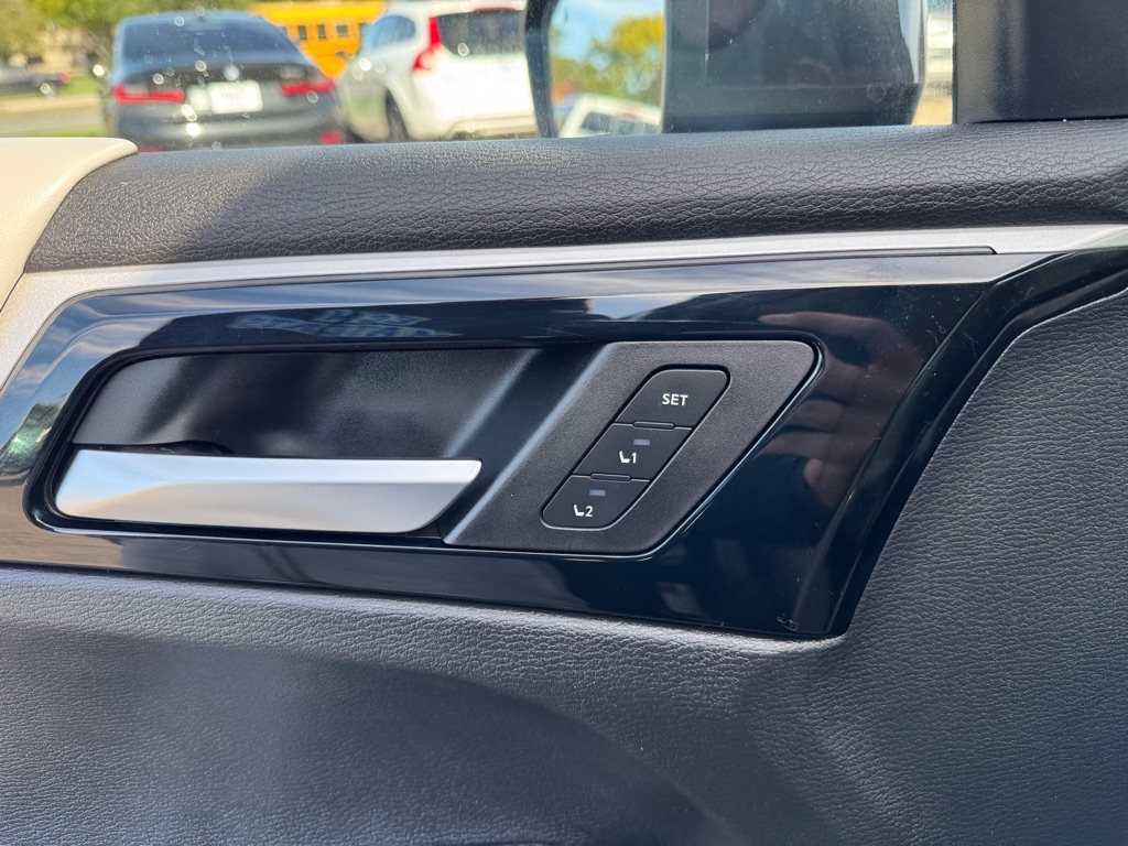 Photo 18 of this MITSUBISHI OUTLANDER PHEV