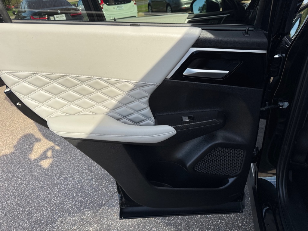 Photo 21 of this MITSUBISHI OUTLANDER PHEV