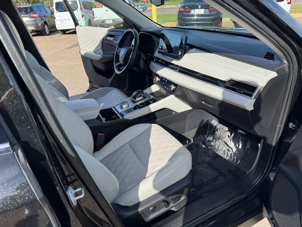 Photo 30 of this MITSUBISHI OUTLANDER PHEV