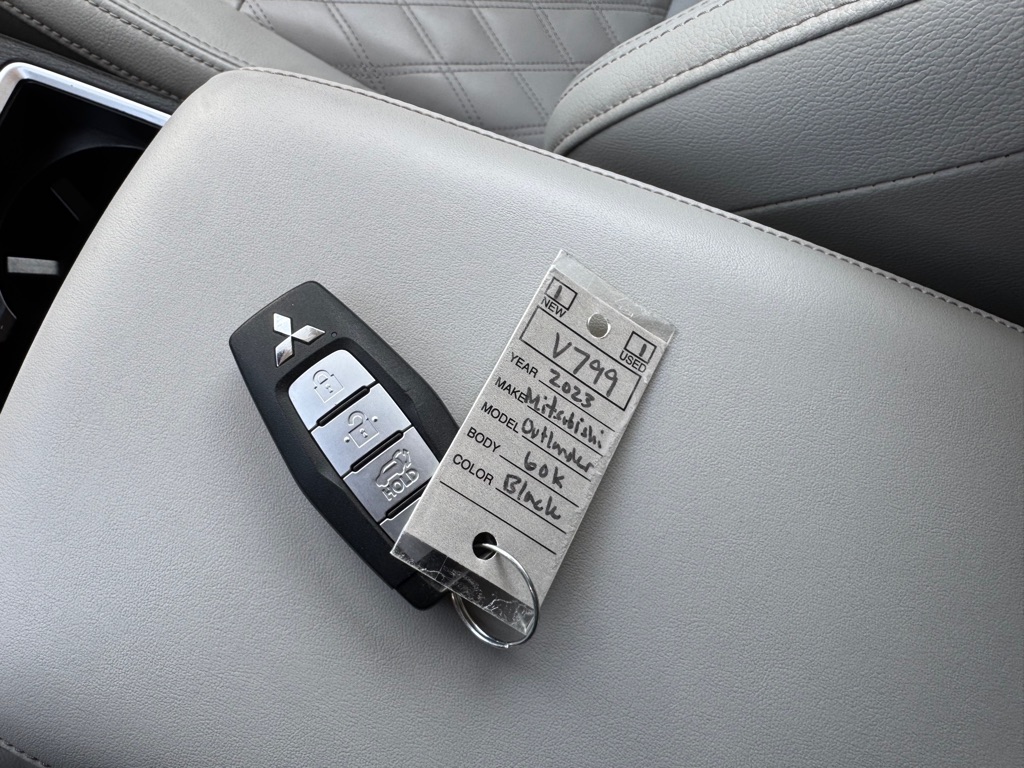 Photo 36 of this MITSUBISHI OUTLANDER PHEV