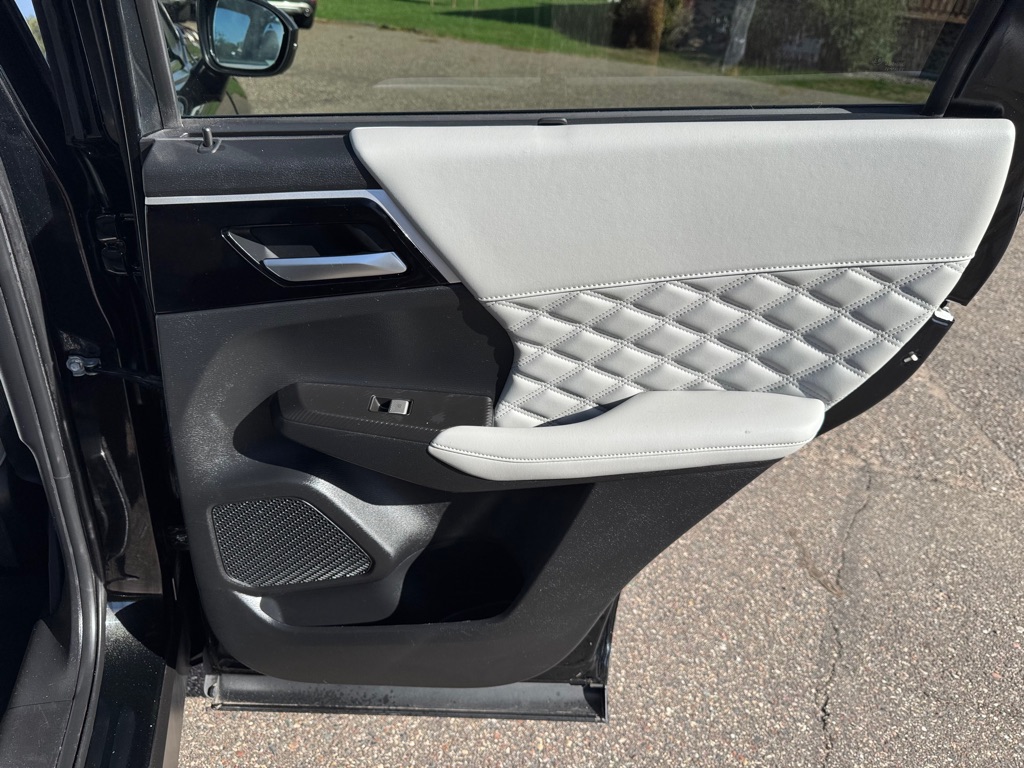 Photo 28 of this MITSUBISHI OUTLANDER PHEV