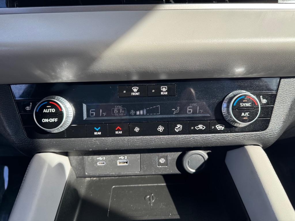 Photo 38 of this MITSUBISHI OUTLANDER PHEV
