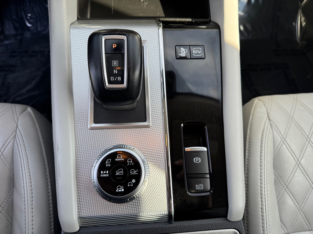 Photo 37 of this MITSUBISHI OUTLANDER PHEV
