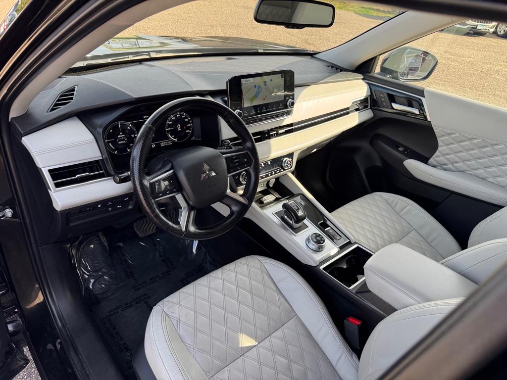 Photo 15 of this MITSUBISHI OUTLANDER PHEV