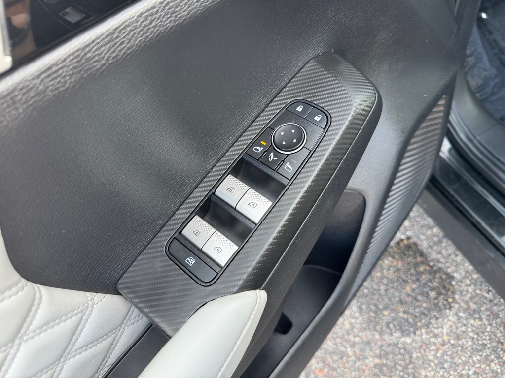 Photo 17 of this MITSUBISHI OUTLANDER PHEV