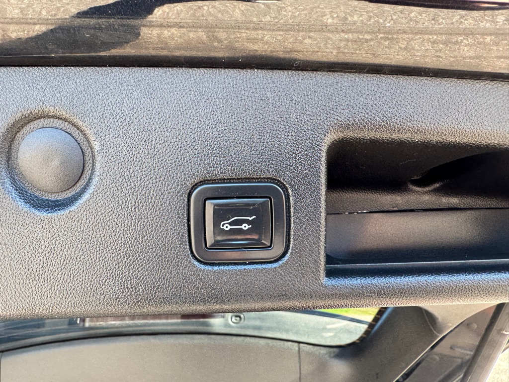 Photo 22 of this CHEVROLET EQUINOX