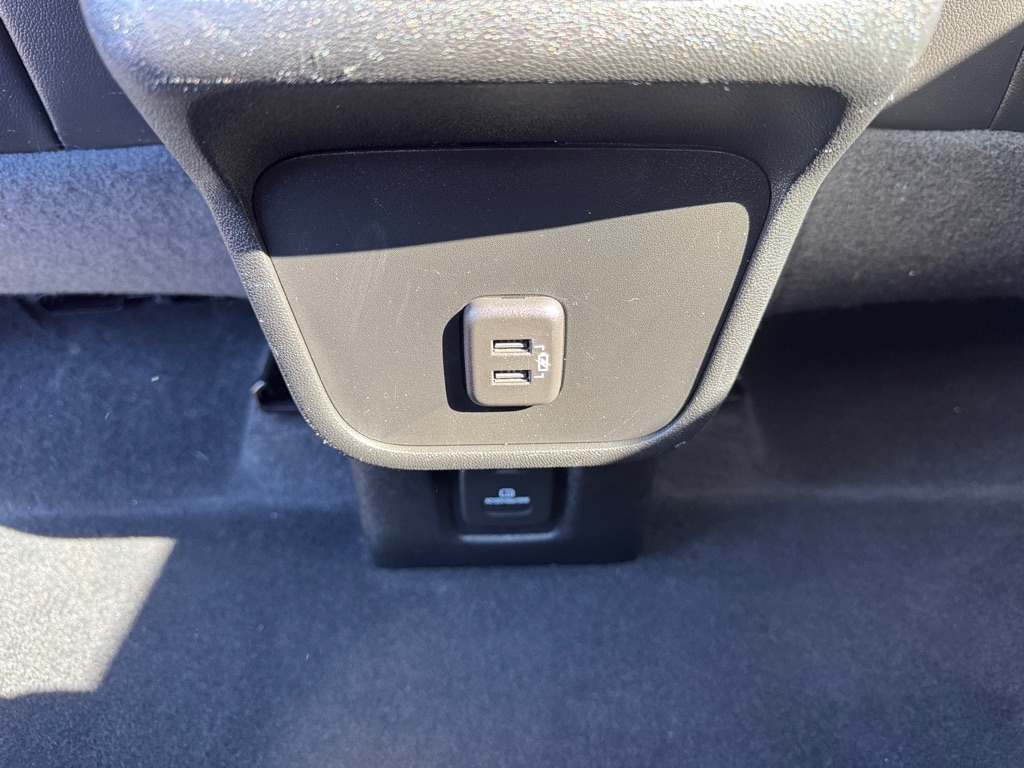 Photo 30 of this CHEVROLET EQUINOX