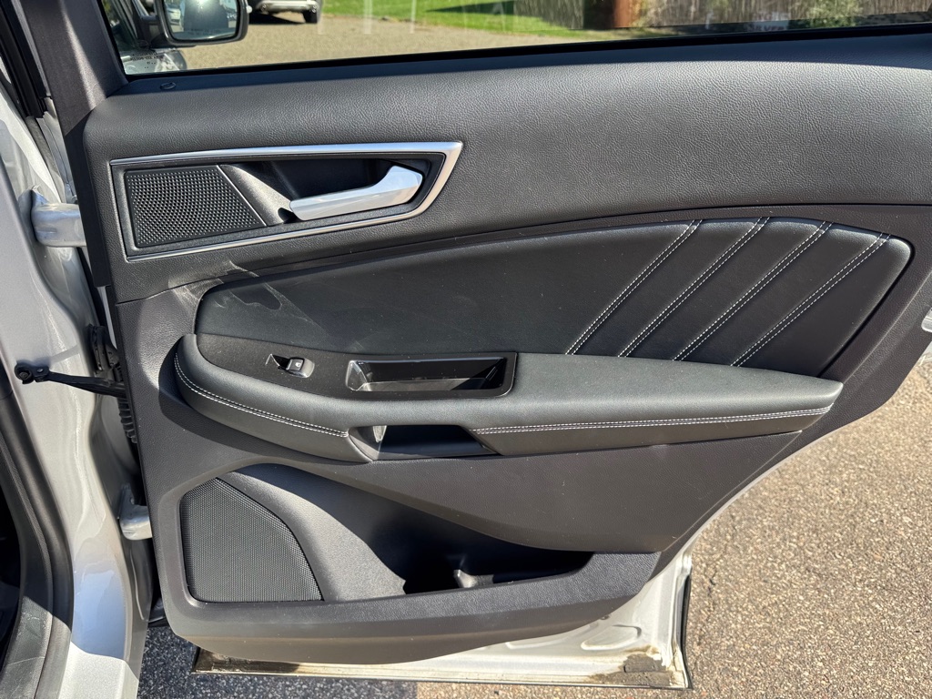 Photo 27 of this FORD EDGE
