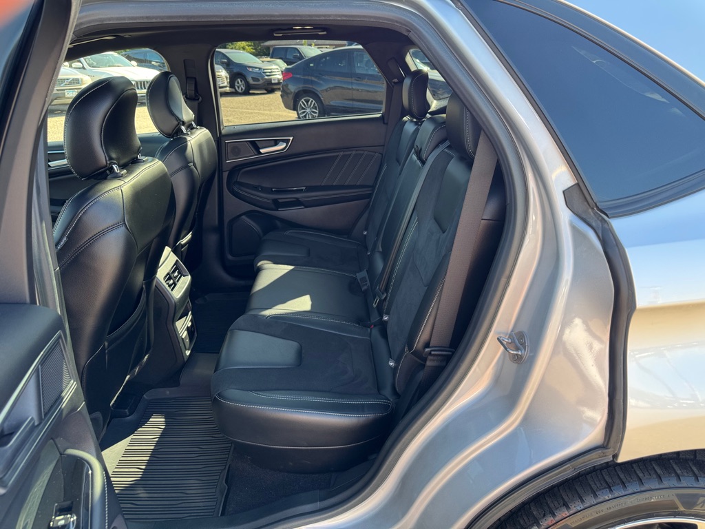 Photo 18 of this FORD EDGE