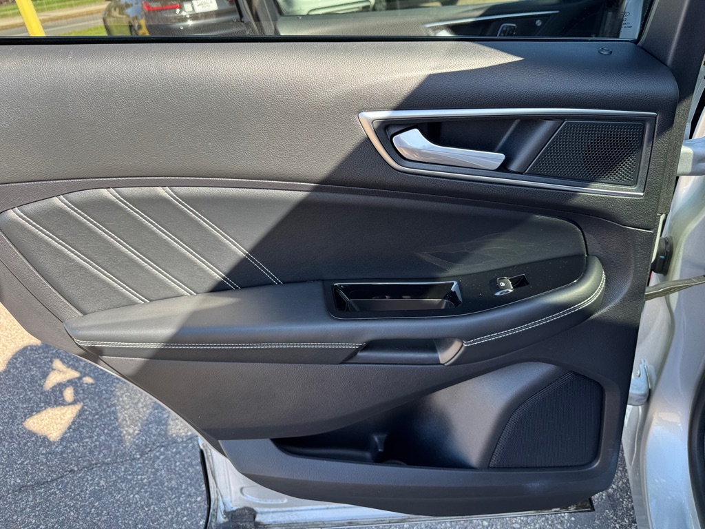 Photo 20 of this FORD EDGE