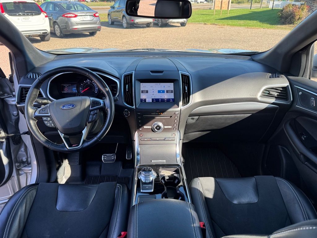 Photo 32 of this FORD EDGE