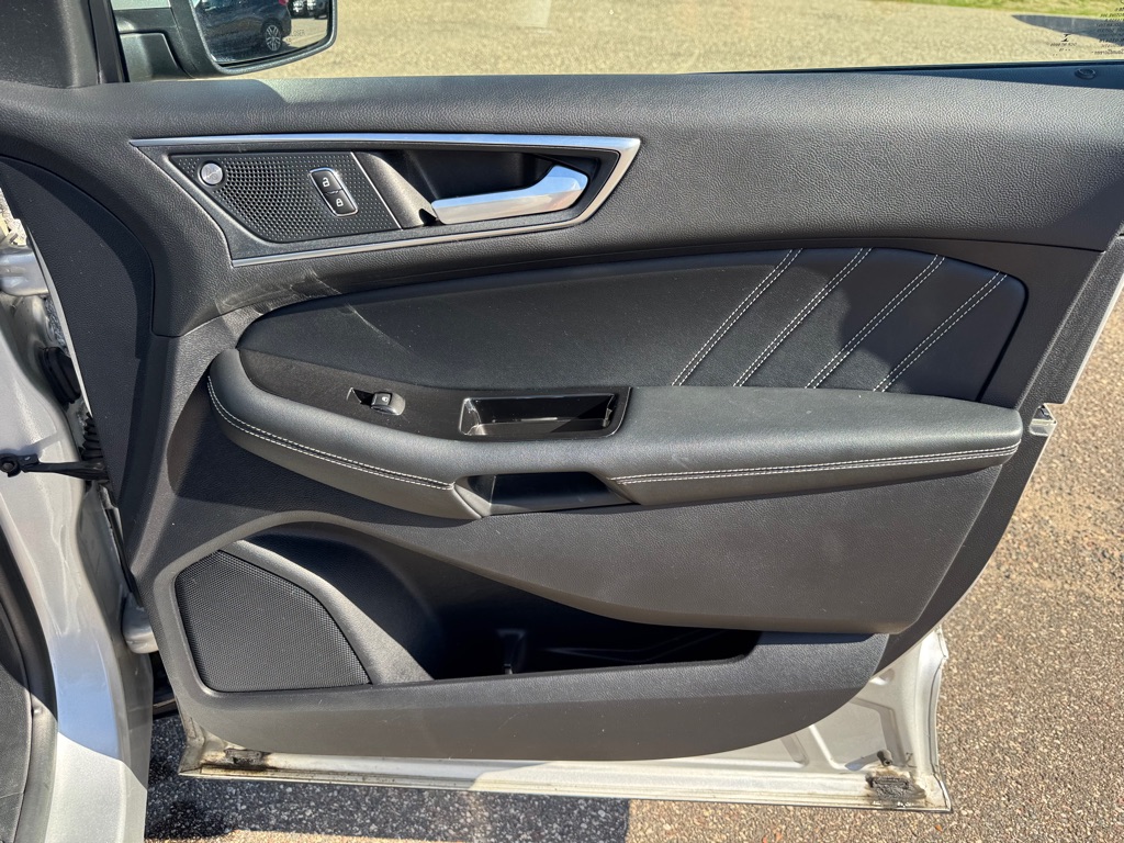 Photo 31 of this FORD EDGE